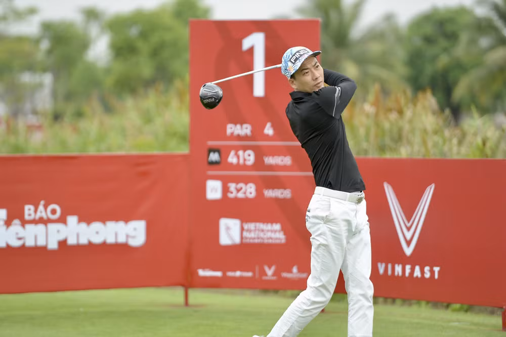 giai vo dich golf quoc gia 2022 golfer pham minh phong tam dan dau voi 3 gay am hinh 1