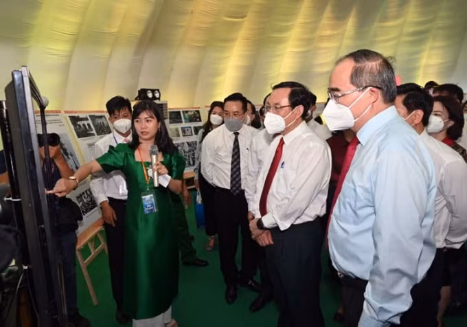 tung bung ngay sach va van hoa doc tai pho di bo nguyen hue tp hcm hinh 2