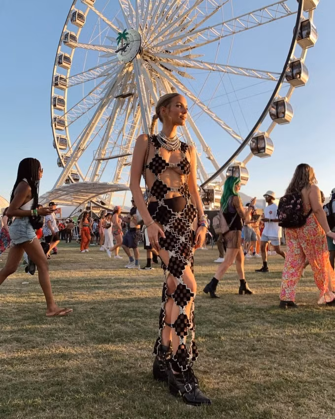 le hoi am nhac coachella 2022 an tuong voi nhung trang phuc he ruc chay hinh 4