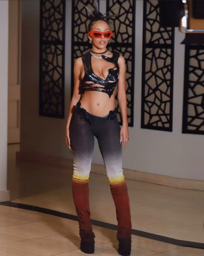 le hoi am nhac coachella 2022 an tuong voi nhung trang phuc he ruc chay hinh 3