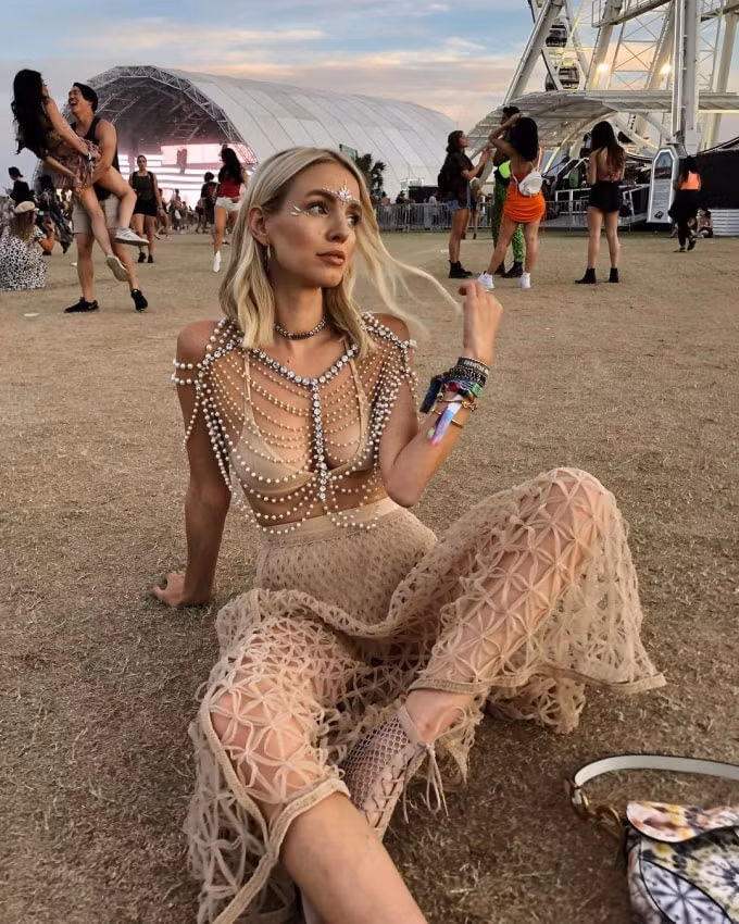 le hoi am nhac coachella 2022 an tuong voi nhung trang phuc he ruc chay hinh 5