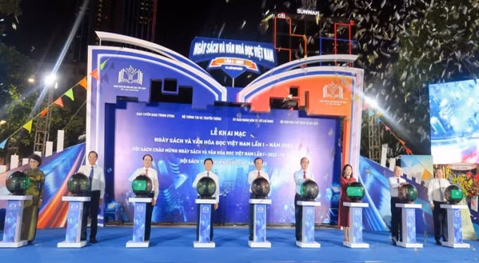 tung bung ngay sach va van hoa doc tai pho di bo nguyen hue tp hcm hinh 3