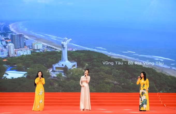 khi nguoi lam bao chay het minh tren san khau hinh 4