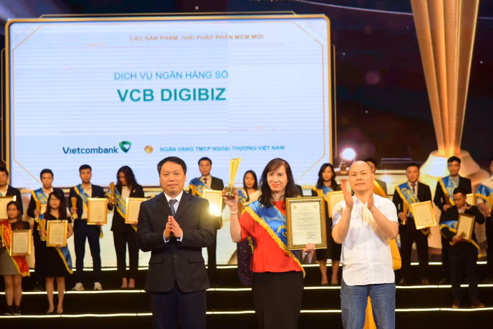 dich vu ngan hang so vcb digibiz cua vietcombank duoc trao giai sao khue 2022 hinh 1