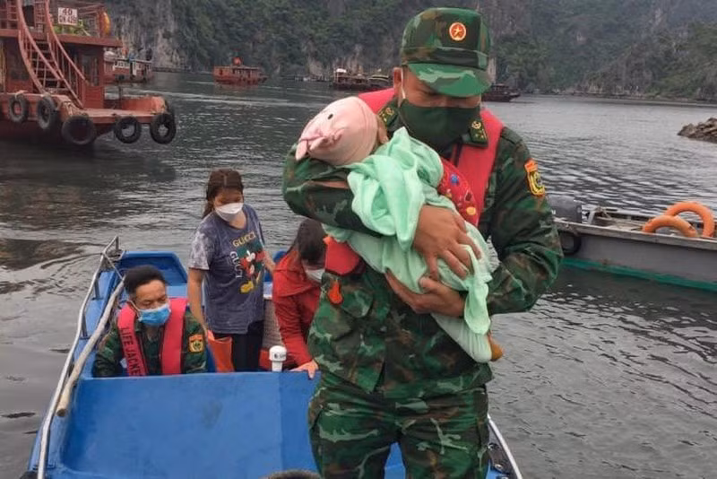 quang ninh bo doi bien phong cuu song be gai 1 tuoi sau gan 1 gio roi xuong bien hinh 1