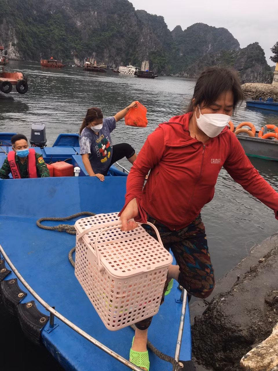 quang ninh bo doi bien phong cuu song be gai 1 tuoi sau gan 1 gio roi xuong bien hinh 6
