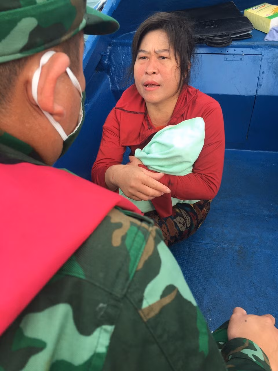 quang ninh bo doi bien phong cuu song be gai 1 tuoi sau gan 1 gio roi xuong bien hinh 5