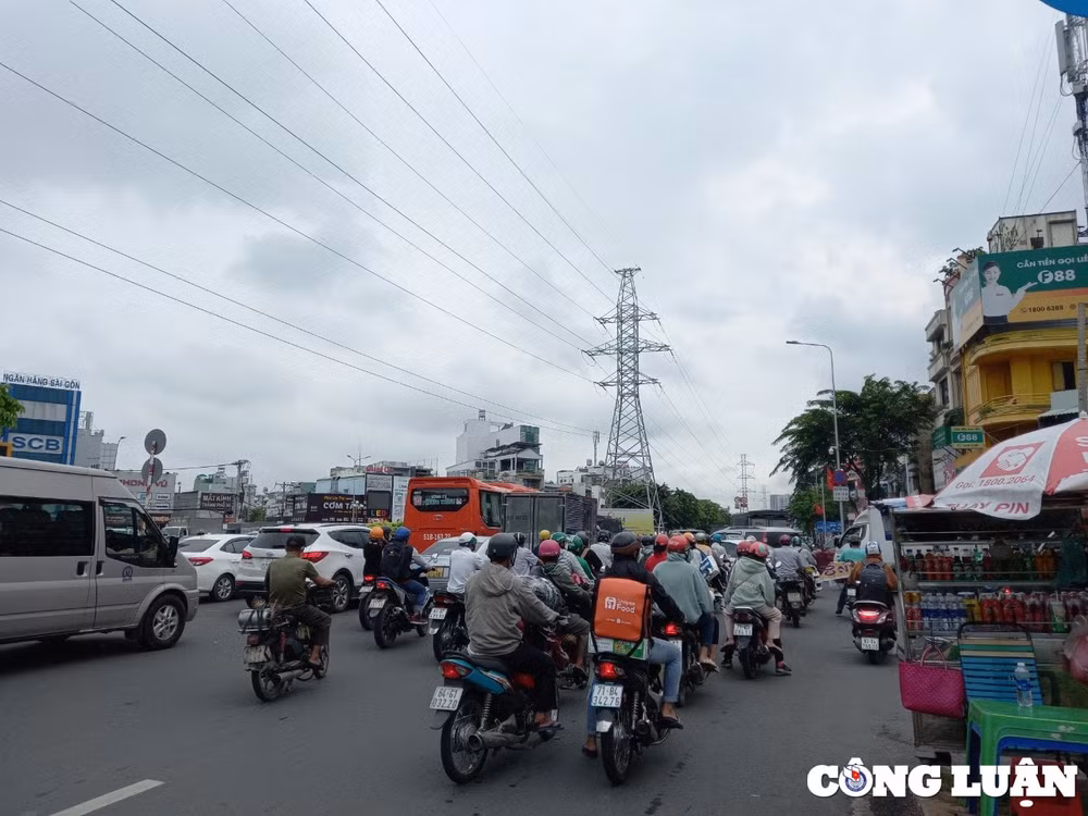 nguoi dan keo nhau ve que choi le cua ngo tphcm ket cung chieu 29 4 hinh 10