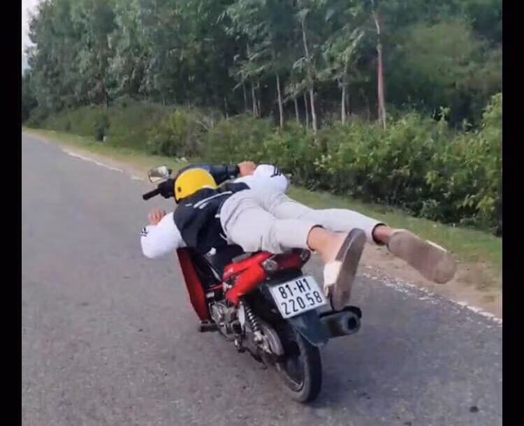 nam tren xe may dieu khien xe chay toc do cao thanh nien 2k bi phat 54 trieu dong hinh 1