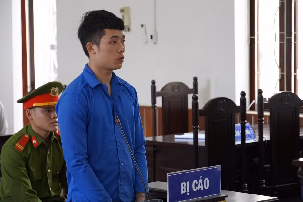 kon tum bi cha mang vi khong lo lam an con trai cam dao dam cha trong thuong hinh 1