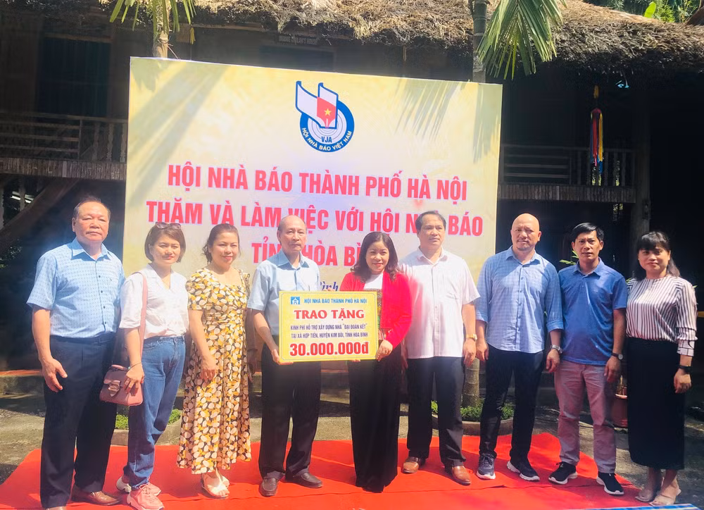 hoi nha bao tp ha noi ho tro xay dung nha dai doan ket tai tinh hoa binh hinh 2