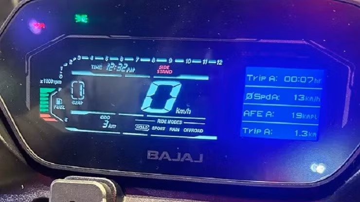 pulsar ns400z ra mat gia chi 56 trieu dong hinh 3