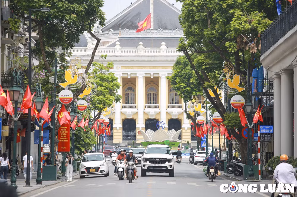 duong pho ha noi ruc ro co hoa khau hieu chao mung ky niem 134 nam ngay sinh cua chu tich ho chi minh hinh 1
