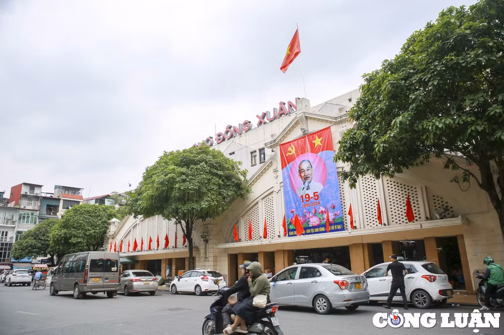 duong pho ha noi ruc ro co hoa khau hieu chao mung ky niem 134 nam ngay sinh cua chu tich ho chi minh hinh 8