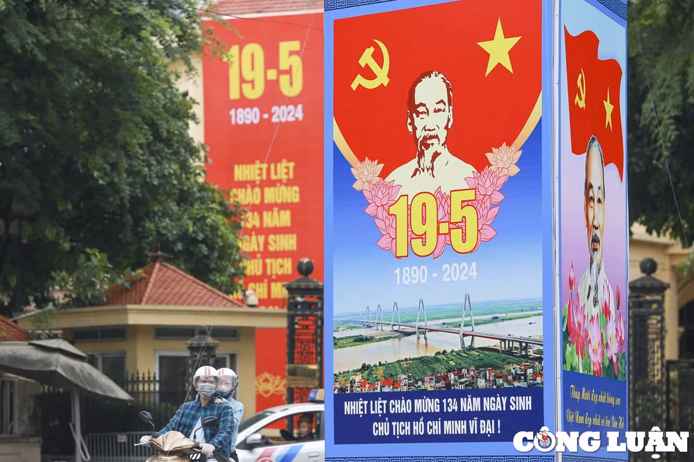 duong pho ha noi ruc ro co hoa khau hieu chao mung ky niem 134 nam ngay sinh cua chu tich ho chi minh hinh 7