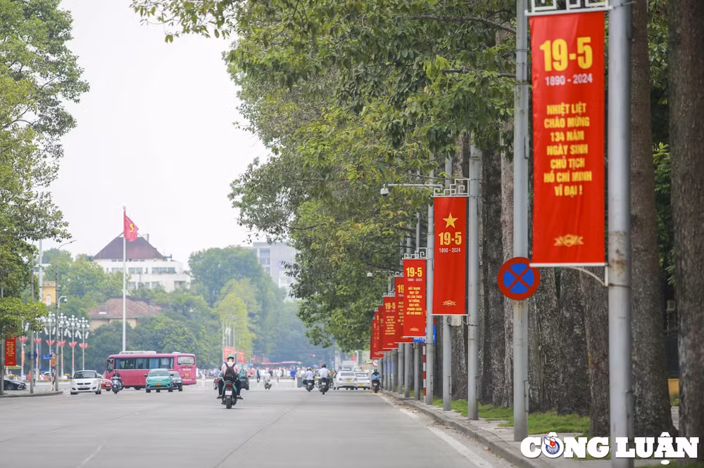 duong pho ha noi ruc ro co hoa khau hieu chao mung ky niem 134 nam ngay sinh cua chu tich ho chi minh hinh 3