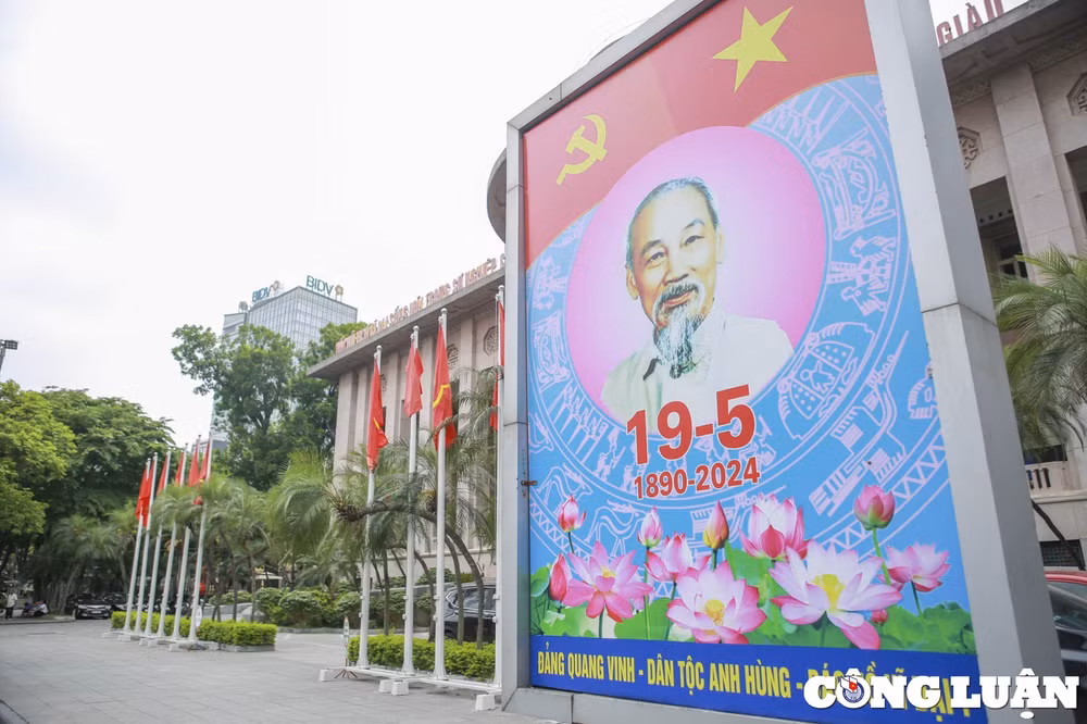 duong pho ha noi ruc ro co hoa khau hieu chao mung ky niem 134 nam ngay sinh cua chu tich ho chi minh hinh 5