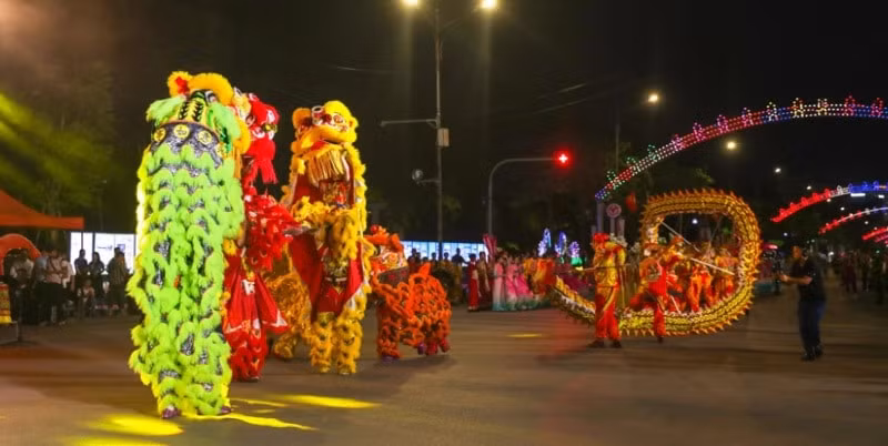 an tuong chuong trinh quang dien duong pho que huong mua sen no hinh 1