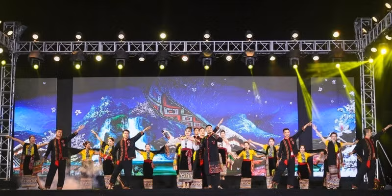 an tuong chuong trinh quang dien duong pho que huong mua sen no hinh 3