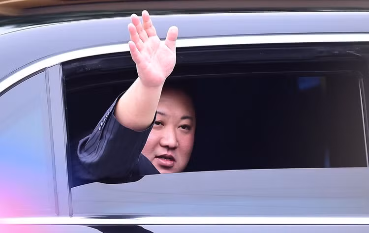 Lãnh đạo Triều Tiên Kim Jong-un vẫy chào từ chuyên xa. Ảnh: Giang Huy.