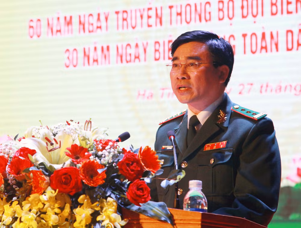 Thượng tá Võ Tiến Nghị - Chỉ huy trưởng BĐBP Hà Tĩnh báo cáo tình hình hoạt động của biên phòng tại buổi lễ