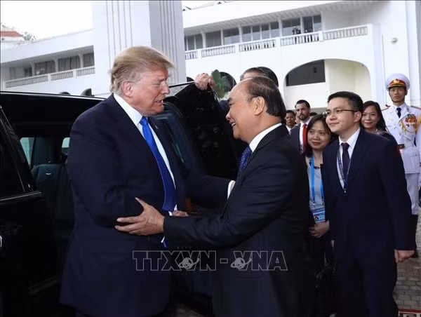 Thủ tướng Nguyễn Xuân Phúc đón Tổng thống Mỹ Donald Trump. Ảnh: TTXVN