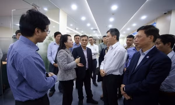Bộ trưởng Bộ Y tế Nguyễn Thị Kim Tiến trao đổi với các bác sĩ của Trung tâm Giám định BHYT và TTĐT phía Bắc