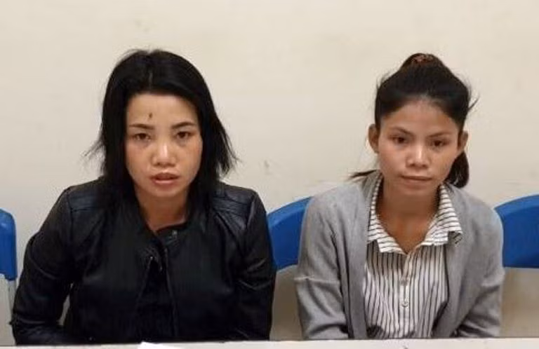 Hùng Thị Niệm (áo đen) và Hùng Thị Liêm tại trụ sở công an