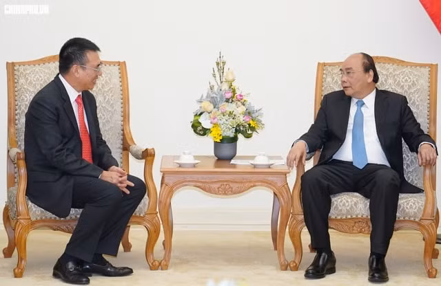 Thủ tướng Nguyễn Xuân Phúc tiếp ông Roongrote Rangsiyopash, Chủ tịch kiêm Tổng Giám đốc Tập đoàn SCG. Ảnh: VGP