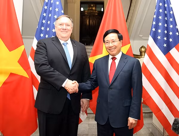Phó Thủ tướng, Bộ trưởng Bộ Ngoại giao Phạm Bình Minh đón Ngoại trưởng Mỹ Mike Pompeo. Ảnh: VGP