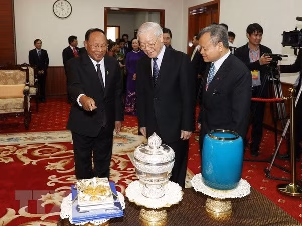 Tổng Bí thư, Chủ tịch nước Nguyễn Phú Trọng và Chủ tịch Quốc hội Campuchia Samdech Heng Samrin giới thiệu và trao tặng phẩm. Ảnh: TTXVN