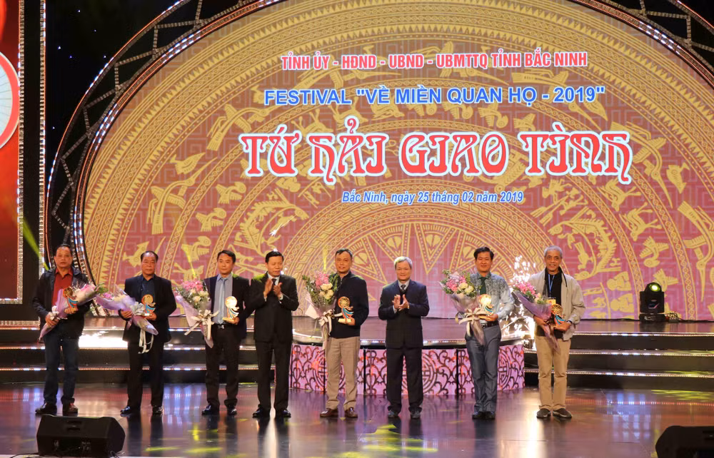 Lãnh đạo tỉnh Bắc Ninh tặng cúp lưu niệm cho các đoàn tham gia giao lưu nghệ thuật