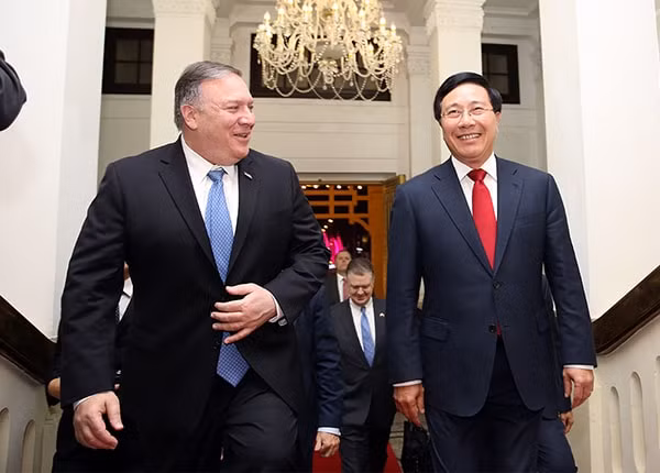 Hai Ngoại trưởng rời khỏi phòng sau khi kết thúc hội đàm thành công. Ảnh: VGP