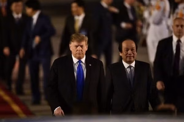 Bộ trưởng, Chủ nhiệm Văn phòng Chính phủ Mai Tiến Dũng đón Tổng thống Donald Trump.