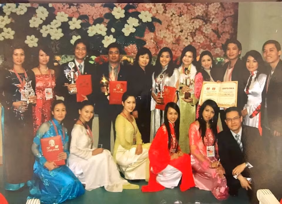 Đoàn nghệ thuật Việt Nam tại Triều Tiên năm 2009. Ảnh: Tư liệu của nghệ sĩ Trương Nhuận.