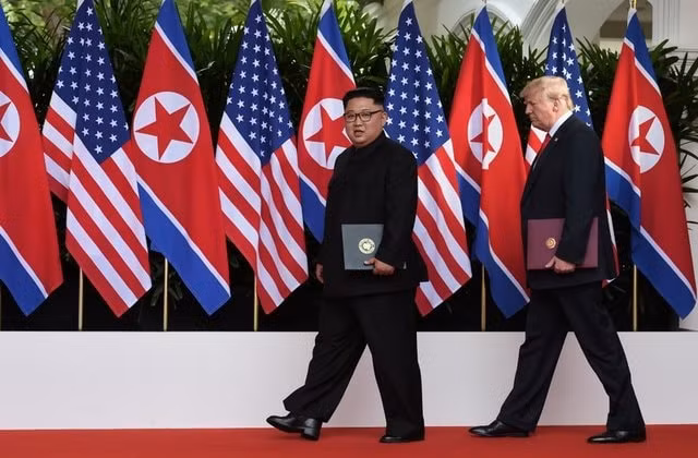 Tổng thống Mỹ Donald Trump và Chủ tịch Triều Tiên Kim Jong-un trong cuộc gặp hồi tháng 6 năm ngoái ở Singapore. Ảnh: Reuters