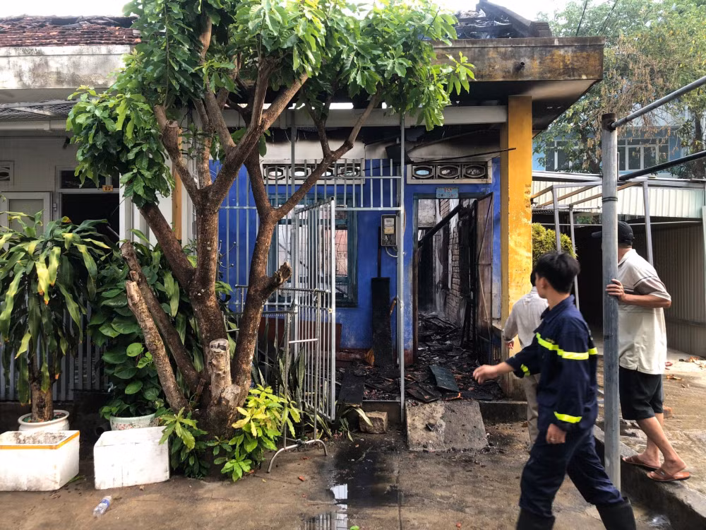 kon tum sau tieng no lon can nha cung nhieu vat dung bi ngon lua thieu rui hinh 1