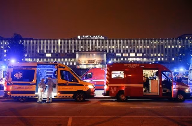 Xe cứu thương tại một bệnh viện ở Lisbon, Bồ Đào Nha. Ảnh: Reuters