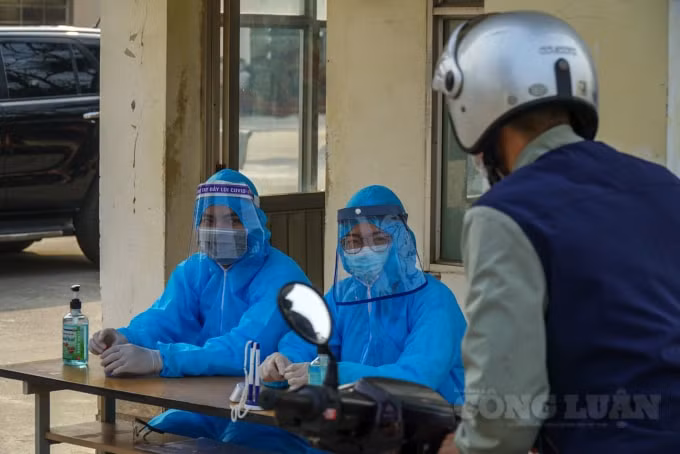 Người ra vào Bệnh viện Đại học Kỹ thuật Y tế Hải Dương đều phải thực hiện kiểm tra, các nhân viên y tế có mặt trực cổng ra vào, để hỗ trợ những người ra vào khu vực Bệnh viện.