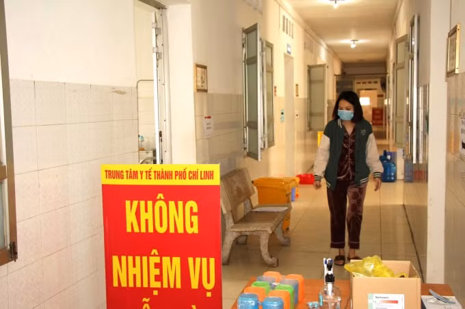 Hiện nay, việc điều trị bệnh COVID -19 đang được tiến hành quy cũ, chuyên nghiệp (ảnh TL).