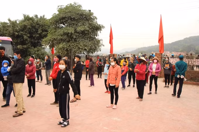 Người dân đến lấy mẫu xét nghiệm thực hiện nghiêm túc quy định giãn cách 2 m (ảnh TL).