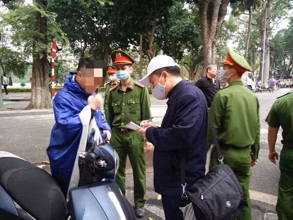 Trong thời điểm dịch bệnh diễn biến phức tạp, những trường hợp không thực hiện đeo khẩu trang nơi công cộng ở Hải Dương sẽ bị xử phạt hành chính. Ảnh: TL