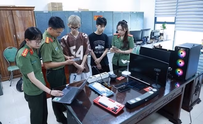 Hai thanh niên 19 tuổi lập website giả, lừa đảo tiền tỉ trên không gian mạng. Ảnh: Công an tỉnh Lạng Sơn