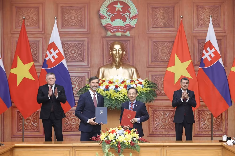Việt Nam, Slovakia trao nhiều văn kiện hợp tác quan trọng- Ảnh 2.