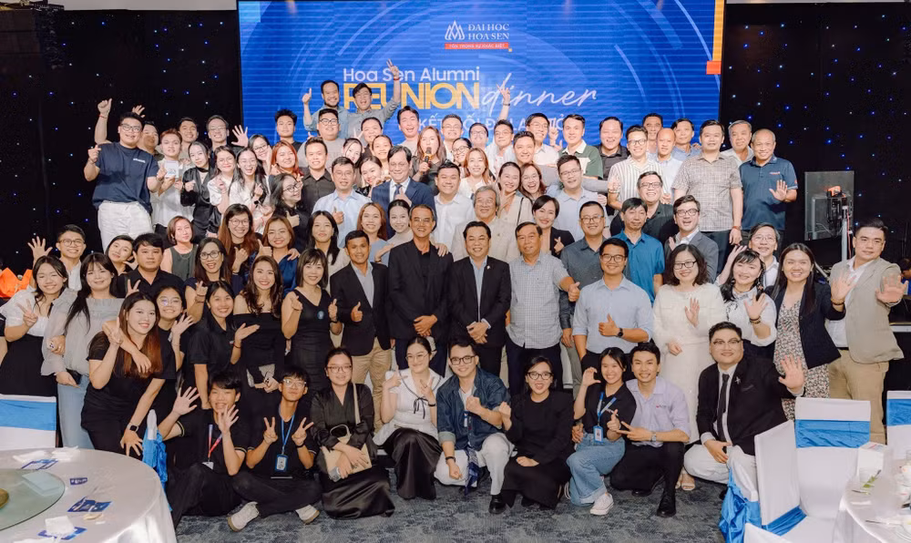 Hơn 300 cựu sinh viên từ nhiều thế hệ, đang công tác trong nhiều lĩnh vực hội ngộ tại Hoa Sen Alumni Reunion Dinner.