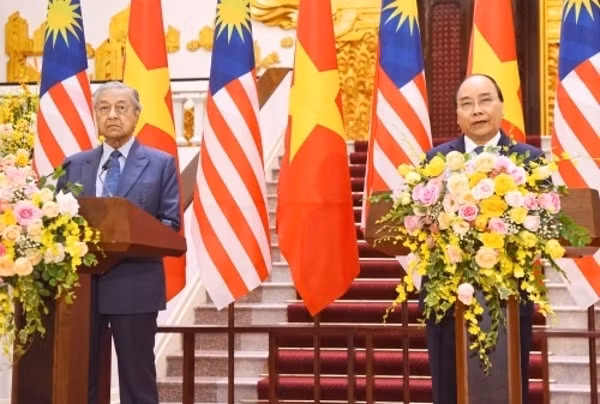 Thủ tướng Nguyễn Xuân Phúc và Thủ tướng Malaysia Mahathir Mohamad tại họp báo chung. Ảnh: VNE