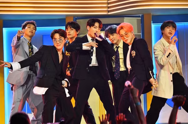 BTS liên tiếp gặt hái các giải thưởng âm nhạc lớn.