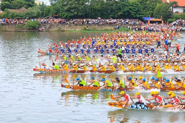 Màn thi đấu đầy quyết liệt của các đội đua tại Lễ hội đua thuyền truyền thống trên sông Kiến Giang. Ảnh TL