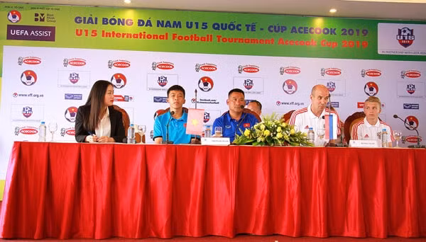 Đại diện ĐT U15 Việt Nam và ĐT U15 Nga chia sẻ với giới truyền thông. Ảnh: VFF
