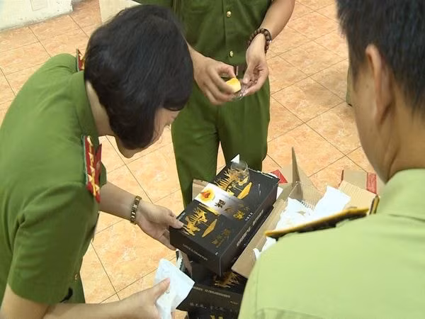 Lực lượng chức năng bắt giữ hàng nghìn chiếc bánh trung thu. Ảnh: TL